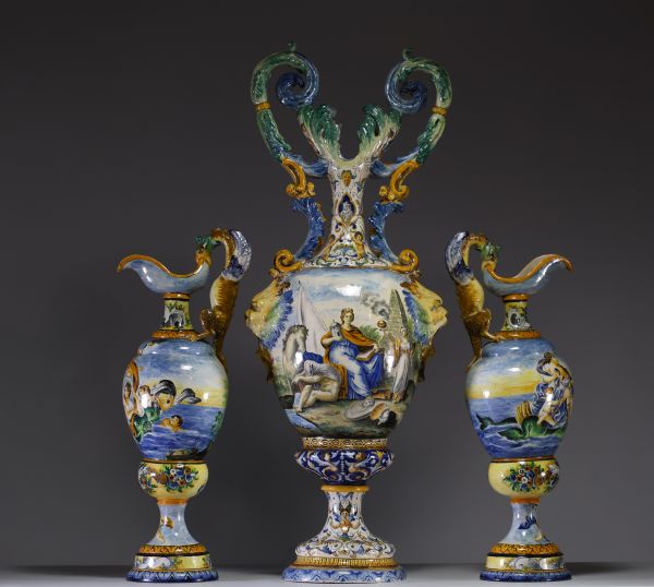 Très importante garniture composée de trois pièce en faïence d'Urbino, majolique italienne d'époque XIXème.