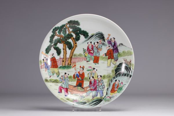 Chine - plat en porcelaine famille rose à décor d'enfants.