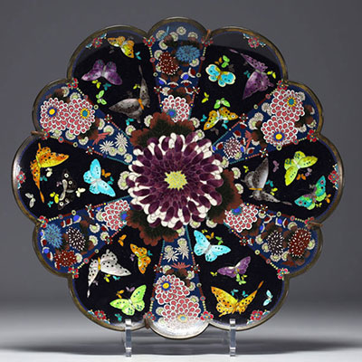 Japon - Plat en émail cloisonné à décor de fleurs et de papillons sur fond noir, Meiji.