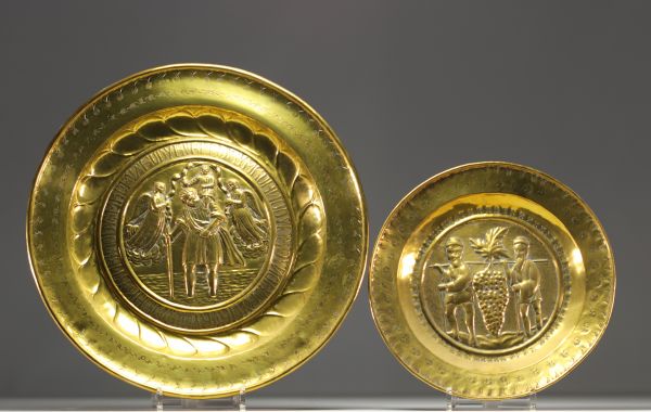 Ensemble de deux plats à offrandes en laiton estampé et repoussé à décors de scènes religieuses.