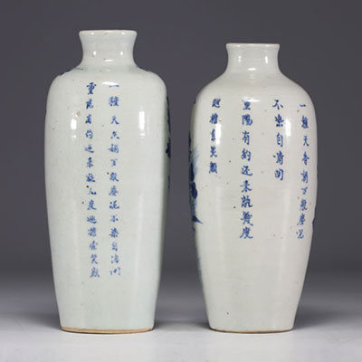 Chine - Paire de vases en porcelaine blanc bleu à décor floral et poème, époque XIXème.