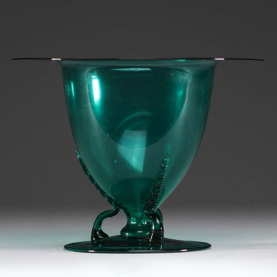 Murano - Vittorio ZECCHIN (1878-1947) Cappellin Venini & C - Coupe en verre soufflé teinté vert à anses en applique sur piédouche, vers 1930.