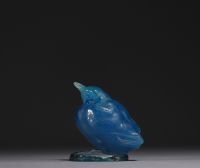 Amalric WALTER (1870-1959) Oiseau en pate de verre bleue, signé sur le bord de la base.