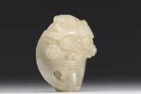 Chine - Masque de Taotie en jade vert sculpté.