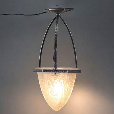 Henri MOUYNET (XIX-XX) Art Deco suspension lamp in hammered silver-plated metal and ogee-shaped globe in pressed moulded glass with stylised decoration, signed.