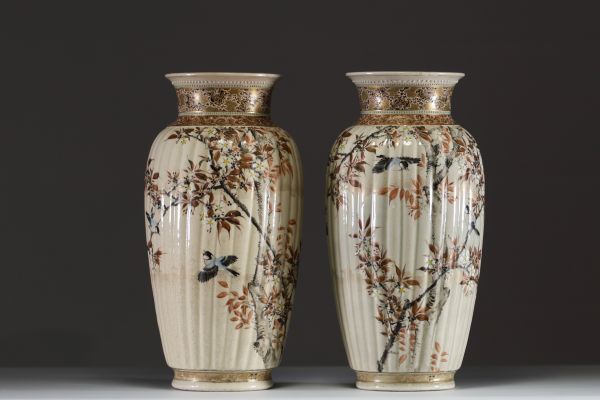 Japon - Paire de vase en porcelaine polychrome à décor d'oiseaux et de cerisiers du Japon, époque Meiji.