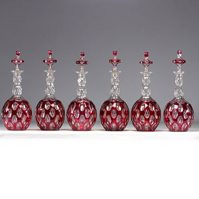 Suite de six carafes en cristal de Baccarat en verre doublé rouge et blanc, XIXème.