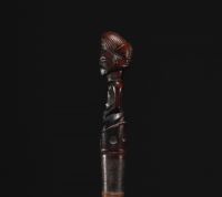 RDC - Tchokwé spatula surmounted by a carved figure.