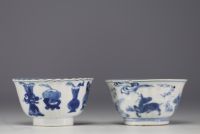 Chine - Ensemble de deux bols en porcelaine blanc et bleu d'époque Kangxi.