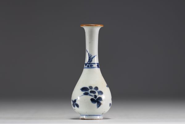 Chine - Vase en porcelaine blanc bleu à décor de fleurs, Kangxi.