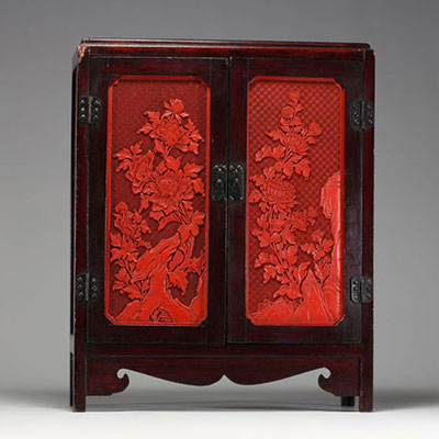 Chine - Cabinet en bois dur incrusté de panneaux de cinabre, époque XIXème.