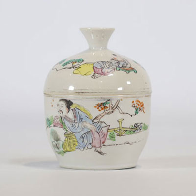 Covered Chinese porcelain pot decorated with figures