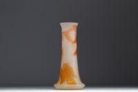 Émile GALLÉ (1846-1904) Vase en verre multicouche dégagé à l'acide à décor de fleurs orangées, signé.