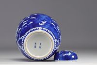 Chine - Pot à gingembre en porcelaine blanc bleu, marque au bleu à quatre caractères, XIXe siècle.