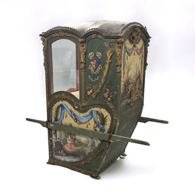 Chaise à porteurs en bois ornée de peintures 