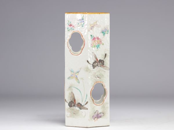 Porte chapeaux en porcelaine de la Famille Rose à décor de fleurs et de papillons du XIXe siècle