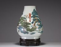 Chine - Vase en porcelaine polychrome famille rose décor au 