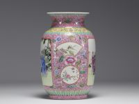 Chine - Vase en porcelaine de la famille rose, décor de personnages en cartouche, fleurs et insectes, d'époque République. (Marque Qionlang apocryphe)
