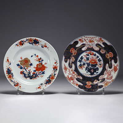 China - Set of 2 porcelain plates with Imari decoration, 18th century.