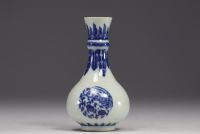 Chine - vase en porcelaine blanche et bleue à décor de phénix, marque sous la pièce.