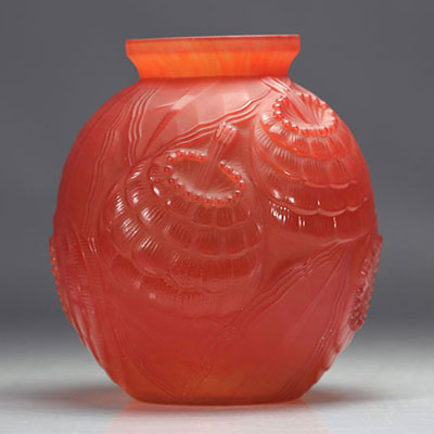 Pierre d'AVESN (1901-1990) Vase Art Déco rouge motif fleurs stylisées