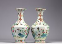 Chine - Rare grande paire de vases porcelaine famille rose à décor d'oiseaux et de fleurs, XIXe siècle. 