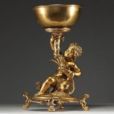 Christofle - Présentoir en bronze doré représentant un putto assis sur une souche recouverte de pampres, poinçons et marque sous la pièce.