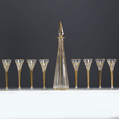 Elegant carafe in cut glass enhanced with gold and eight glasses.