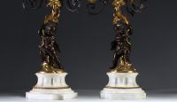 Paire de candélabres aux putti en bronze patiné et doré sur socle en marbre blanc, époque Napoléon III.