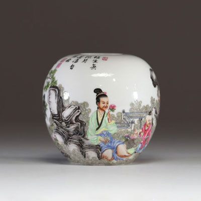 Chine - Vase boule en porcelaine polychrome famille rose à décor de personnages et poème, période République.