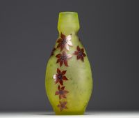 François - Théodore LEGRAS (1839-1916) Vase en verre multicouche dégagé à l'acide décor de fleur émaillées, signé.