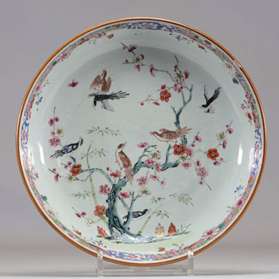 Plat en porcelaine de chine famille rose à décor d'oiseaux sur un arbre