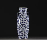 China - A blue-white porcelain vase decorated with dragons, Qing period.