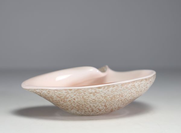 Ercole BAROVIER (1889-1974) Coupe en verre soufflé blanc laiteux et beige.