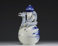 Japon - Théière en porcelaine blanc bleu à décor de paysage de montagnes et surmontée d'un dragon en relief, époque Meiji.