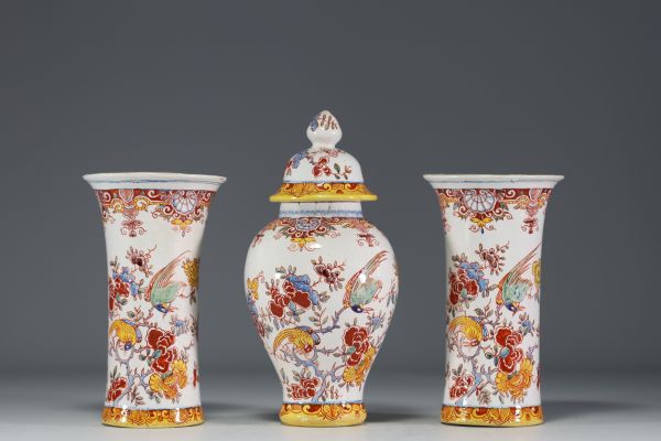 Three-piece Delft earthenware set, 18th-19th century.