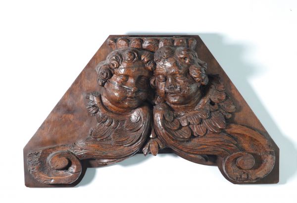 Boiserie sculptée au motif de visages d'anges, d'époque XVIIIème.