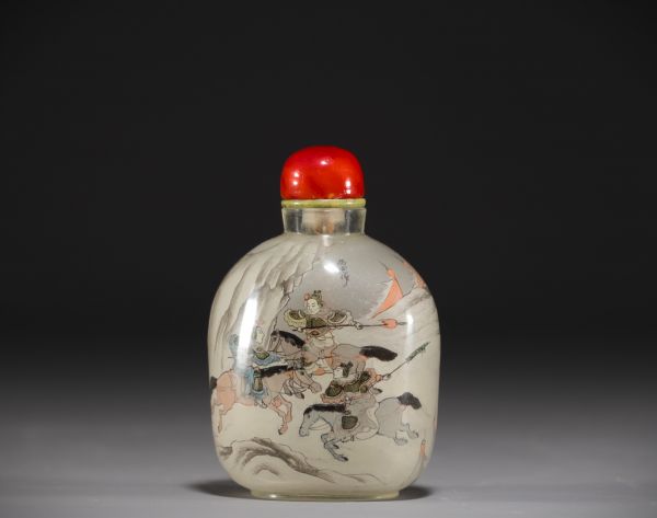 China - Glass snuffbox painted on the inside depicting a combat scene on horseback, early 20th century.