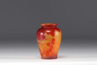 Émile GALLÉ (1846-1904) Small vase in acid-etched multi-layered glass decorated with berries.