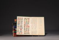 Ensemble de 26 albums de timbres du monde, Chine, Japon, Moyen Orient, Europe, etc. (Lot 3)