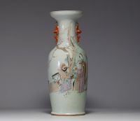 Chine - Grand vase en porcelaine famille rose à décor de dignitaires, période Qing, XIXe siècle.