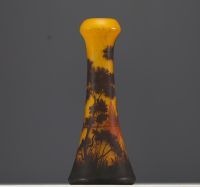 DAUM Nancy - Vase en verre multicouche dégagé à l'acide à décor à décor d'arbres en bordure d'étang, signé.