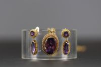 Set in 18k yellow gold and amethyst comprising a pendant, a bracelet, a ring and a pair of earrings, total weight 150g.