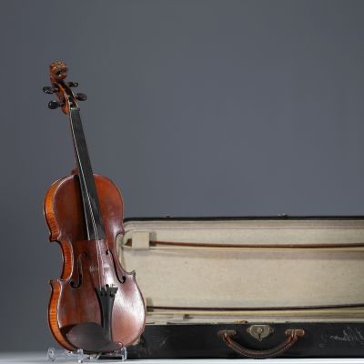 Violon de marque Remy orné d'une tête de chimère sculptée, marque au fer intérieur, époque XIXème.