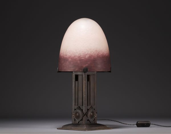 DEGUÉ Verrerie d'art - Lampe champignon en verre nuancé, pied en fer forgé, signée.
