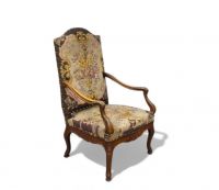 Fauteuil en bois sculpté et un siège à motifs fleuris du XVIIIe siècle