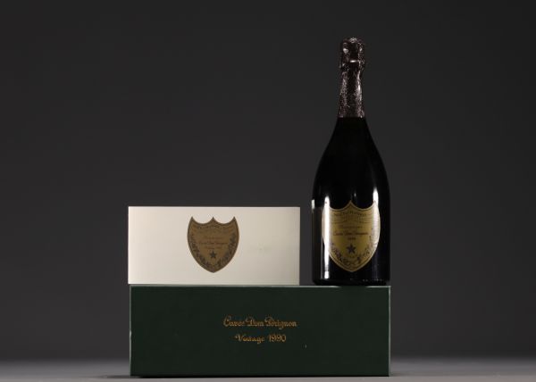 Champagne Moët et Chandon Cuvée Dom Pérignon Vintage 1990 dans son coffret.