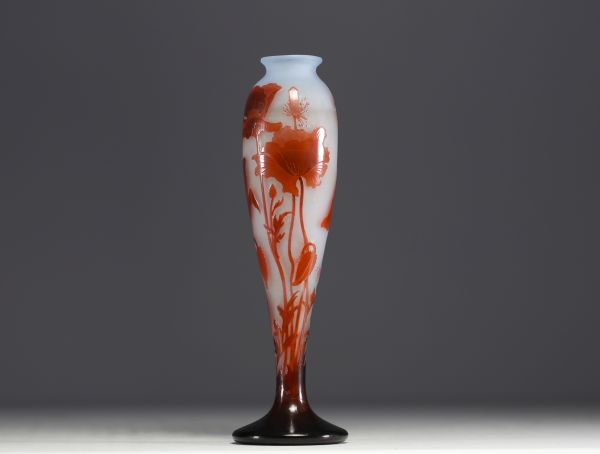 D'ARGENTAL - Paul NICOLAS (1875-1952) Vase en verre multicouche dégagé à l'acide au décor de feuilles de pavot, signé.