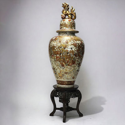 Japon - Imposant vase couvert Satsuma à décor de dignitaires, de mages et de courtisanes, époque Meiji.