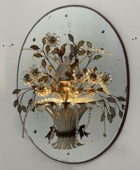 Maison Bagues - Rare paire de grandes appliques formant des corbeilles de fleurs en métal et verre surmontées de perroquets en verre moulé.